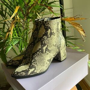 Madden girl boots Dafni